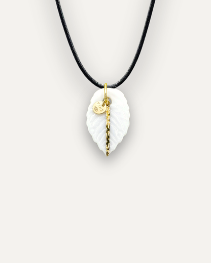 Charms - Pendentif en porcelaine feuille blanche avec ligne dorée